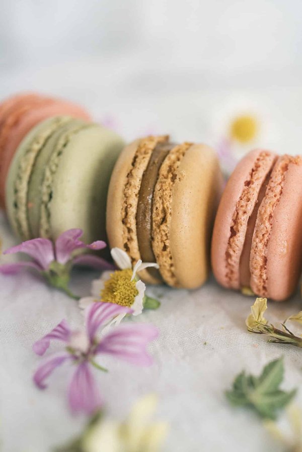 Comment préparer des macarons colorés et croquants ?